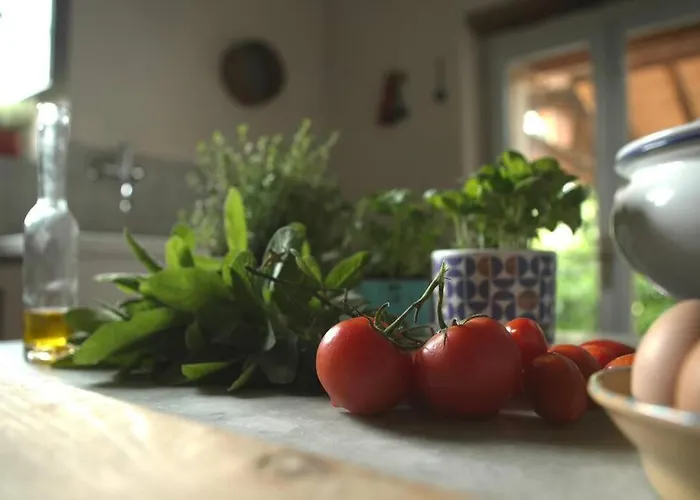 빌라 A Casa La L'aiola, With Jacuzzi And Ac